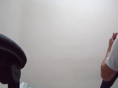 Biglang pumasok si ultra-cute na guard sa room ,at nagpakawala ng malaking batuta .