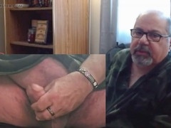 Opa onanierend, alter Mann solo, saugt am Schwanz des alten Mannes