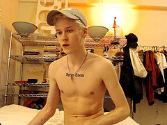 blondie youngster shows It Off