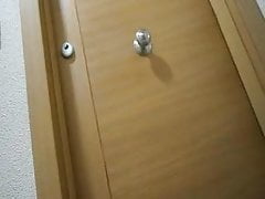 masturbacion electrica desnudo en la puerta de casa