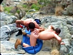 Lo pilla haciendose una paja y se lo folla