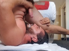Solo dude gives himself a creamy taste of his own cum after self-facial and self-suck