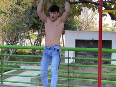 Oily hunk Robin Zanders is going to cum like crazy too