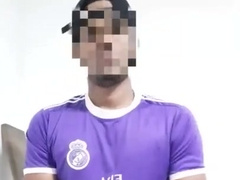 Hunky futbolero pajeandose despues del entrenamiento