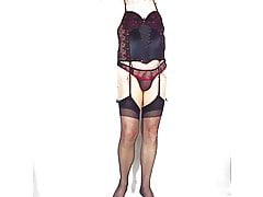 Kleiner Strip. Was ist unter dem Schlauchkleid?