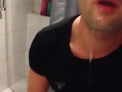 Er wichst sich, waehrend ihm Sperma aus dem Mund laeuft