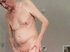 covering my body with bronzing cream