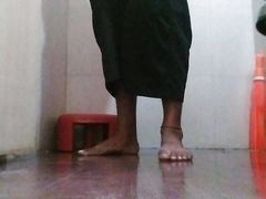 Sex ka Bhukha apni bhabhi Ko Dekhkar bathroom mein jakar Muth Marne Lag Gaya Ghar per koi nahin tha