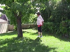 Diana fait la coquine dans son jardin