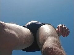 ich stehe in einer unterhose unter der sonne am strand
