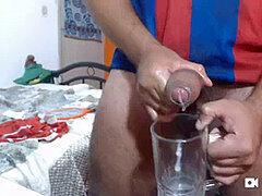 Meu vizinho dotado goza no copo