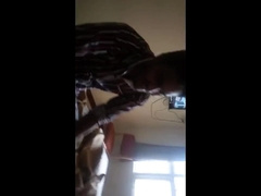 Tirando a roupa do amigo na brincadeira