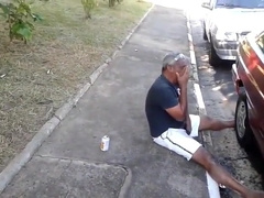 Pinguco mijando na calcada do bar 5