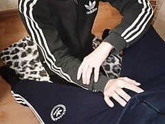 A straight man sucked a big dick to a straight man in Adidas hiding from prying eyes !!!