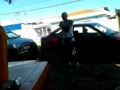 Pinguco mijando na calcada do club