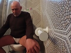 Restroom is to small - tired pee