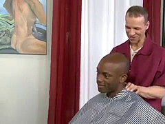 Barbeiro comendo o cu do negão