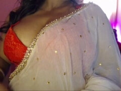 Seductive Bhabhi drives men wild by tantalizingly sucking on her nipples