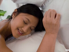 Asiatique, Sucer une bite, Brunette brune, Queue, Bâillonner, Thaïlandaise, Nénés, Mouillée