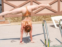 Culo grande, Tetas grandes, Penetracion con dedos, Flexible, Al aire libre, Piscina, Solo, Estriptis