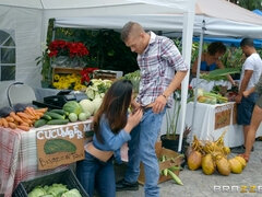 Asiatique, Grosse bite, Sucer une bite, Brunette brune, Habillées, Cocu, Jeans, De plein air