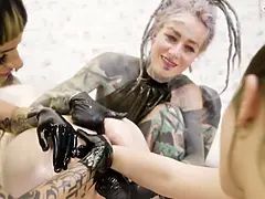 Anal, Femme dominatrice, Fétiche, Pénétrer avec le poing, Le plan cul à quatre, Gants, Hd, Masturbation