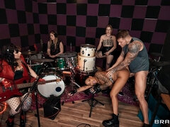 Kont, Pijpbeurt, Bruinharig, Hondjeshouding, Handschoenen, Panty, Tatoeage, Trio