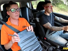 Grosser arsch, Blasen, Auto, Hundestellung, Brille, Jeans, Tätowierung