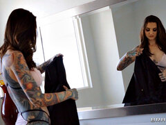 Bad, Braunhaarige, Einschiebung, Lingerie, Nippel, Rock, Tätowierung, Titten