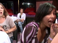 Grosse bite, Homme nu et filles habillées, Dansant, Hard, Interracial, Mère que j'aimerais baiser, Orgie, Fête