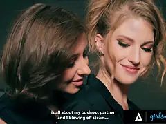 Брюнетки, Собачьи, Лизание, На публике, Киски, Жесткий секс, Резина, Страпон