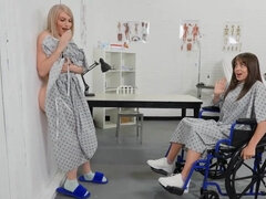 In den arsch, Vollbusig, Hundestellung, Hardcore, Krankenschwester, Piercing, Hintern versohlen, Uniform