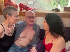 Bisexual, Mamada, Morena, Madres para coger, Orgasmo, Chorro, Chupando, Trio