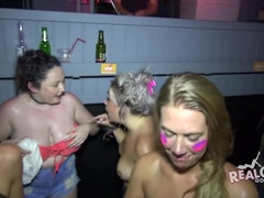 露出狂, パーティ