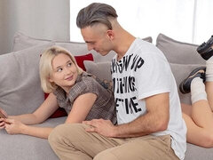 Gros cul, Grosse bite, Blonde, Sucer une bite, En levrette, Seins naturels, Cheveux courts, Nénés