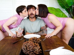 Gros cul, Grosse bite, Sucer une bite, Rondelette, En levrette, 2 femmes 1 homme, Cuisine, Seins naturels