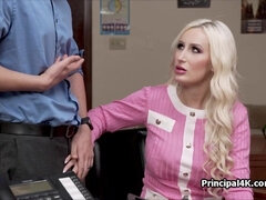 PAWG mommy gets down on lucky principal