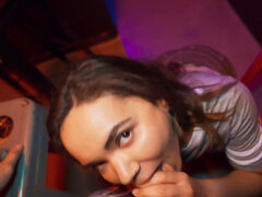 Brunette brune, Pov, Public