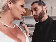 Grosse bite, Gros seins, Blonde, Sucer une bite, Mariée, En levrette, Double pénétration, Cheveux courts