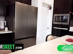 ベビーシッター, デカチン, デカパイ, 口内発射, 手コキする, 怪物, 自然山雀, オッパイの