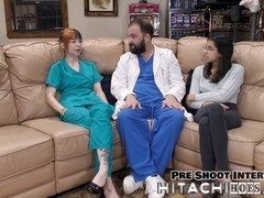 Derrière les coulisses, Médecin, Masturbation, Rousse roux, Cheveux courts, Maigrichonne, Tatouage, Nénés