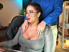 Gros seins, Sucer une bite, Brunette brune, Couple, Fille latino, Rousse roux, Secrétaire, Nénés