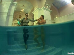 Frau, Fingern, Lecken, Orgie, Pool, Muschi, Rotschopf, Rasiert