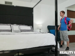 Grosser arsch, Blondine, Schwanz, Aufs gesicht abspritzen, Handjob, Hotel, Milf, Kurzes haar