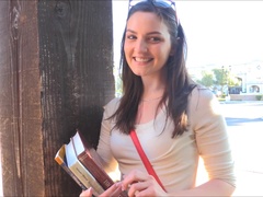 En gros plan de très près, Robe, Talons, Masturbation, Orgasme, Public, Solo, Sous la jupe