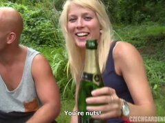 Rubia, Mamada, Borracha, Grupo, Pajear, Al aire libre, Fiesta, Tetas