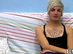 Tir de sperme, Emocore, Homosexuelle, Masturbation, Piercing, Solo, Tatouage