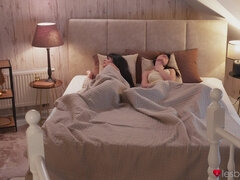 Arsch, Schlafzimmer, Braunhaarige, Tschechisch, Küssen, Lesbisch, Natürlichen titten, Piercing