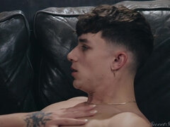 お尻, デカ尻, キス, 母, ピアス, ショートヘア, 義母, タトゥー