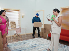 Jadynn Stone pleasures her boss to get a desperately needed raise